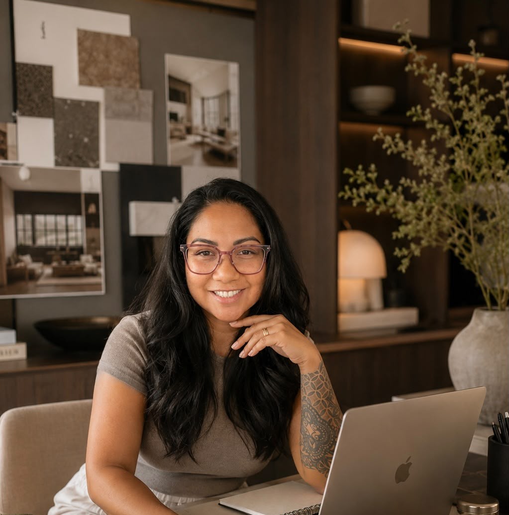 Hi, Ich bin Kimberly, zertifizierte Interior Designerin und Gründerin von Kimara Interior Design. 